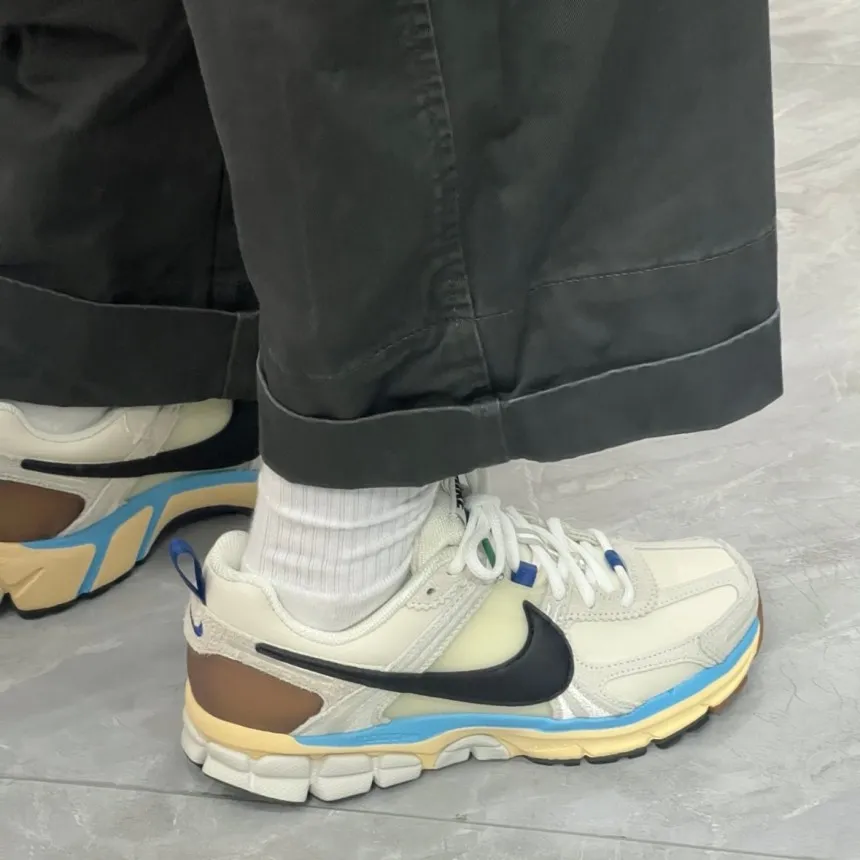 나이키 줌 보메로 5 PRM 프리미엄 디자인 바이 재팬 우먼스 HF4524-111