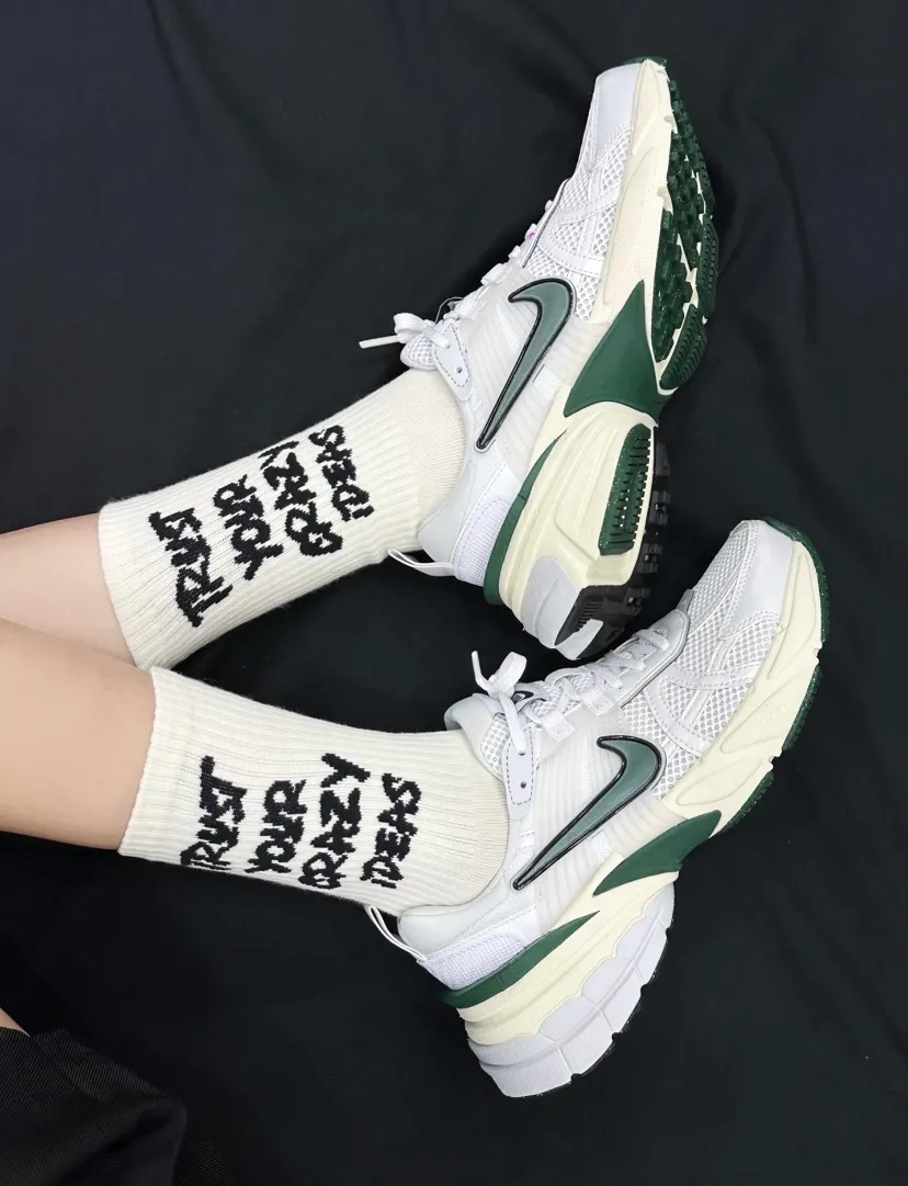 나이키 W V2K 런테크 화이트 포톤 더스트 그린 FD0736-101