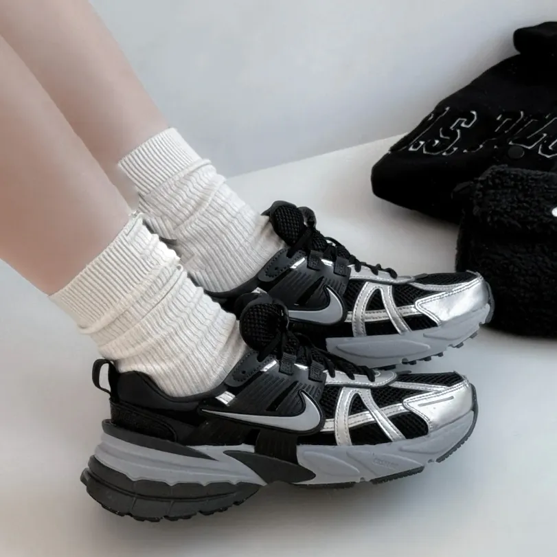 나이키 V2K 런 블랙 실버 우먼스 FD0736-005