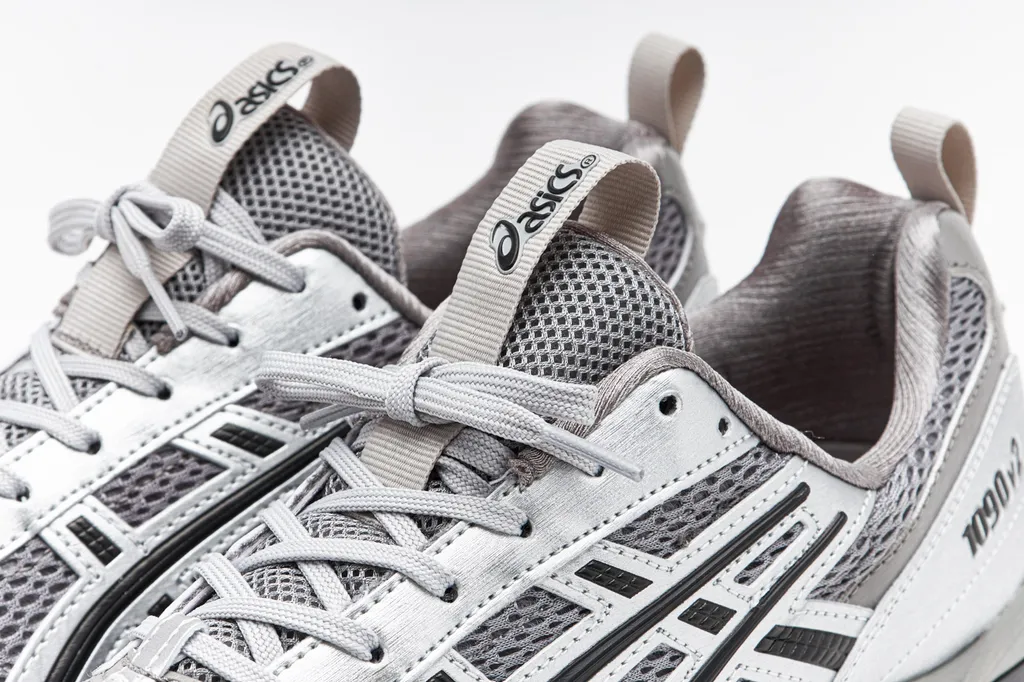 아식스 x Freja Wewer 프레자 위워 젤 1090 V2 그레이 퓨어실버 | 크로켓