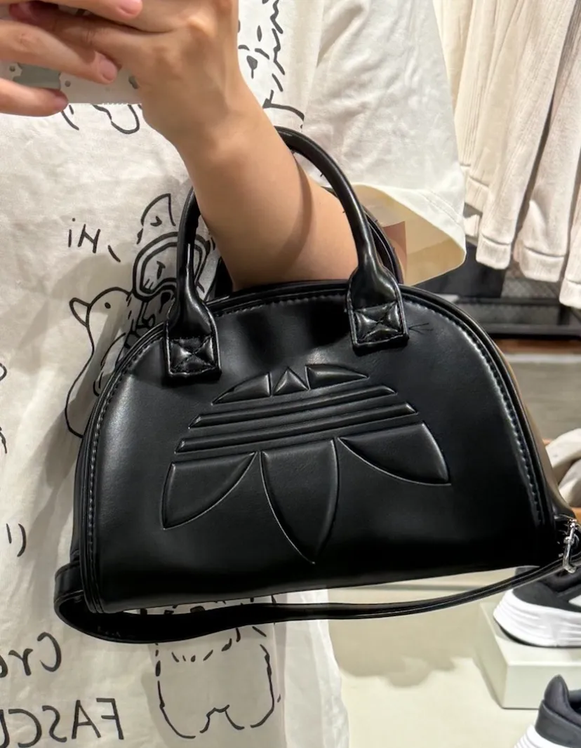 아디다스 오리지널스 리버스 로고 사첼백 블랙 IT7378