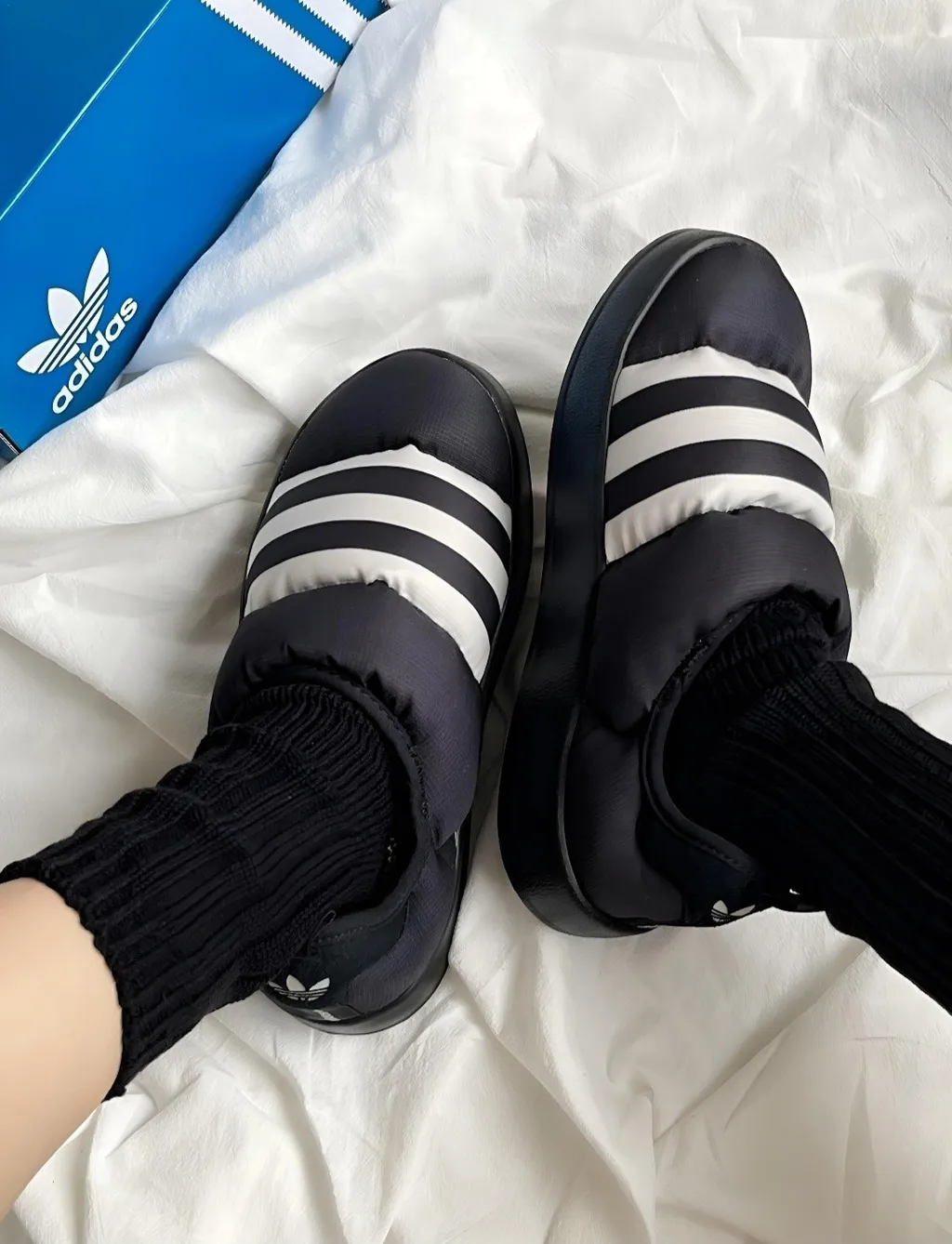 아디다스 삼선 퍼피렛 방한화 패딩 신발 슬립온 공용 GY4559