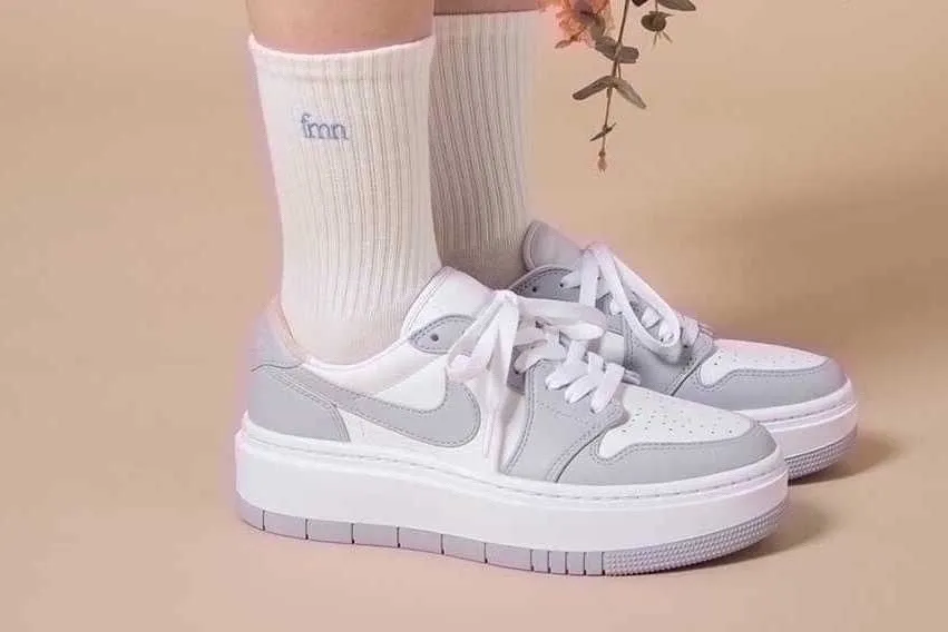 나이키 우먼스 에어조던1 플랫폼 울프그레이 DH7004-100 엘레베이트