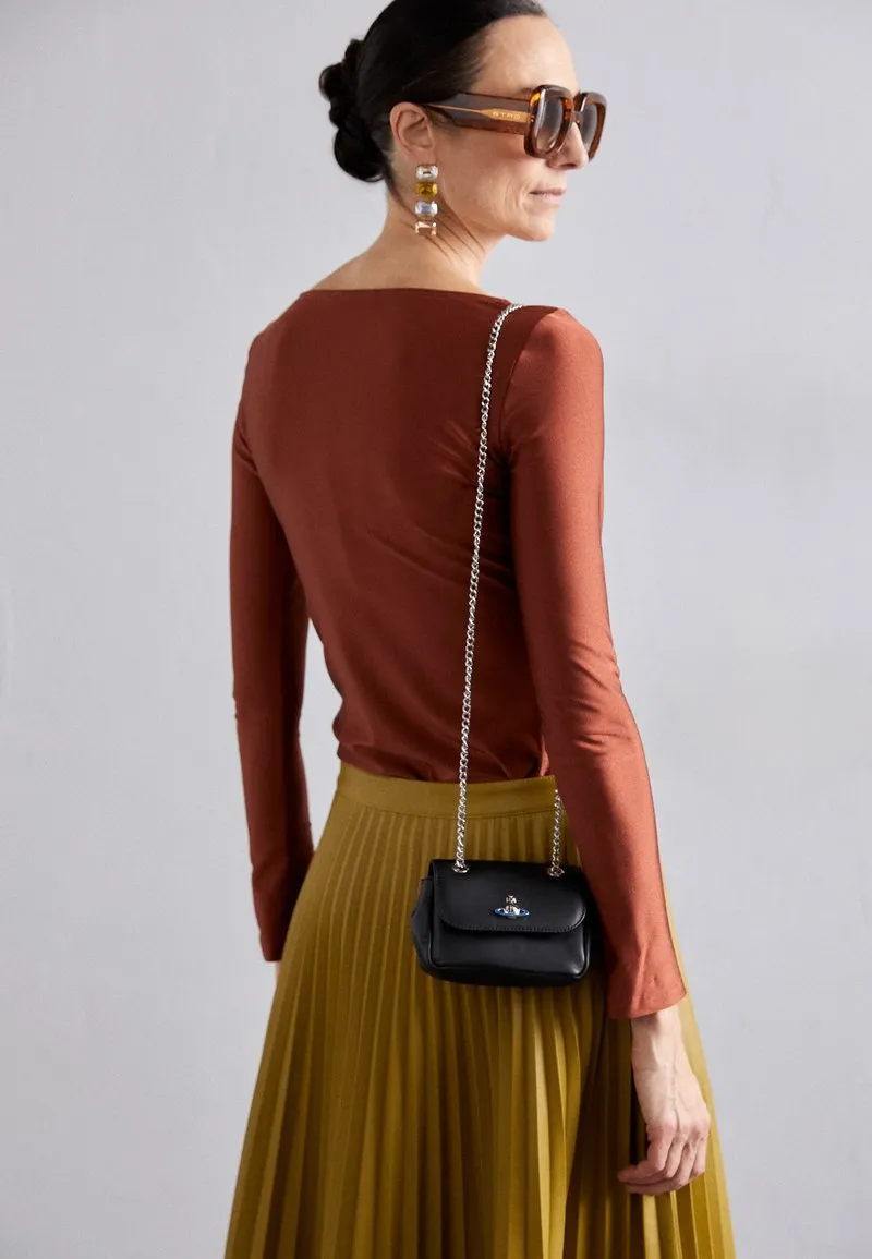 비비안웨스트우드 가죽 스몰 펄스 체인백 블랙