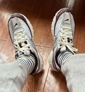 나이키 이니시에이터 운동화 실버 블랙 레드 IB4688-111