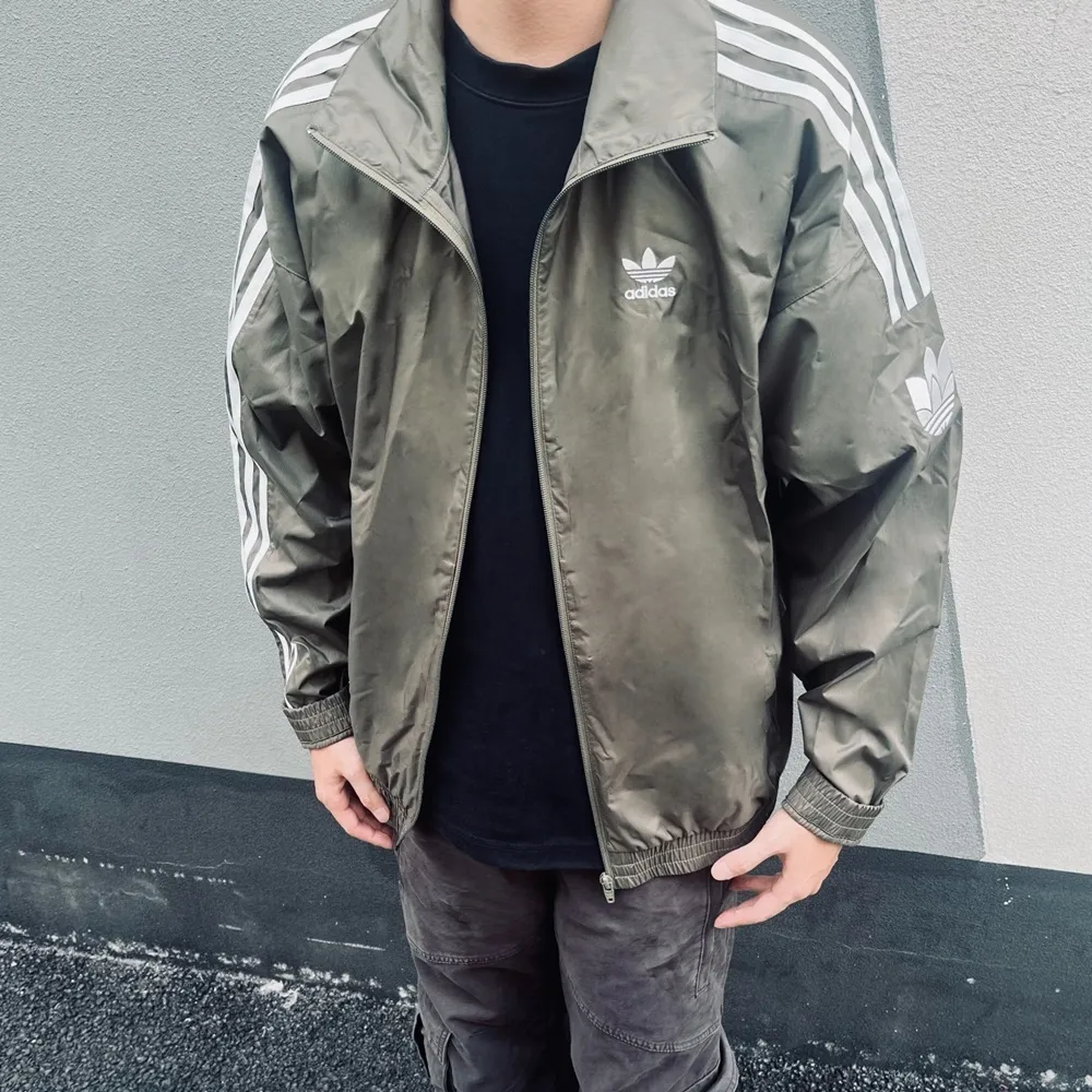 아디다스 오리지널 삼선 불꽃 로고 바람막이 자켓 JI7534