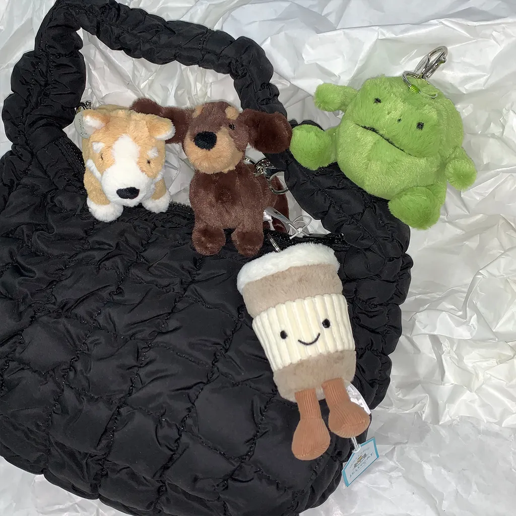 젤리캣 인형 키링 + 코스 퀼티드 미니 블랙