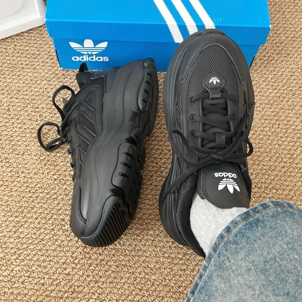 무료특송배송) 아디다스 오즈가이아 블랙 IG6045 JQ4110