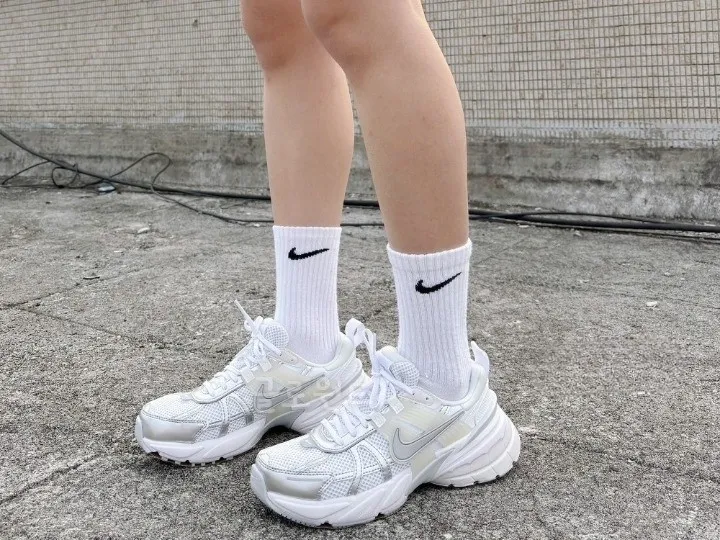 나이키 V2K 브이투케이 런 화이트 플래티넘 틴트 메탈릭 실버 FD0736-104