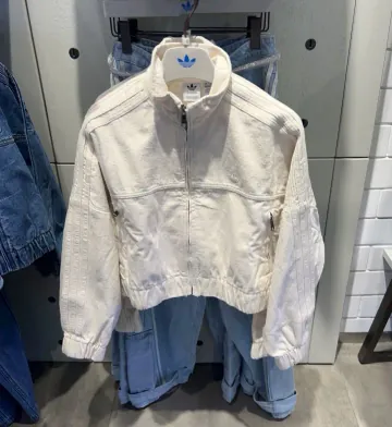 아디다스 에센셜 하이넥 데님 집업 크롭 자켓 아이보리 IW5748