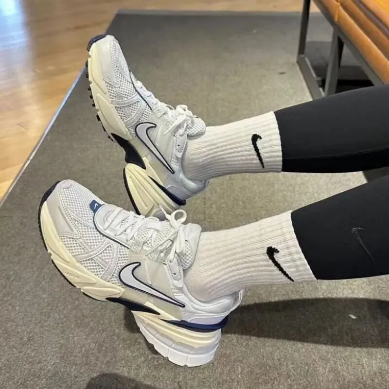 [무배특가 255-285] 나이키 V2K 런 서밋 남녀공용 화이트네이비 FD0736-102