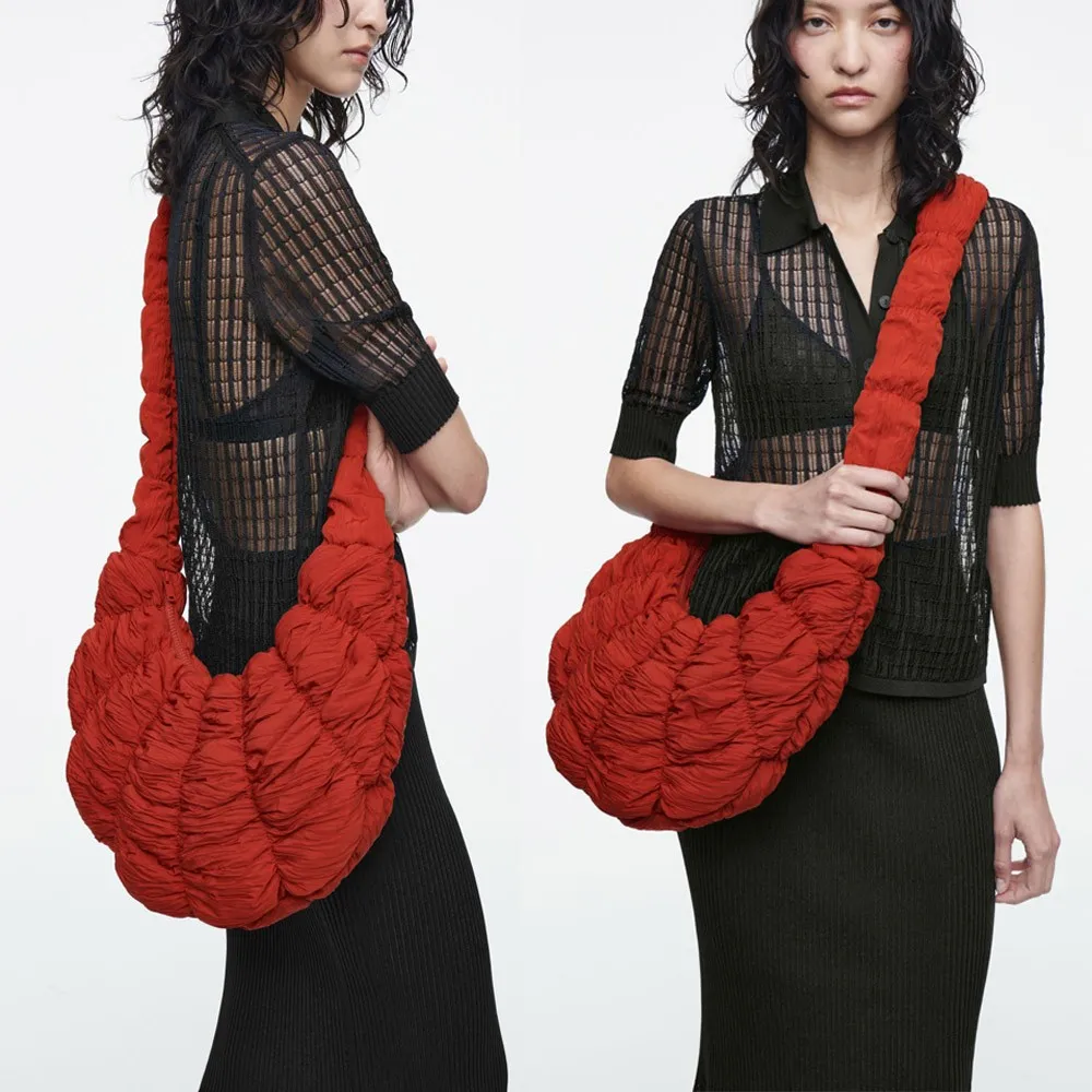 COS 코스 퀼티드 리플 크로스바디백 구름빵 가방 레드