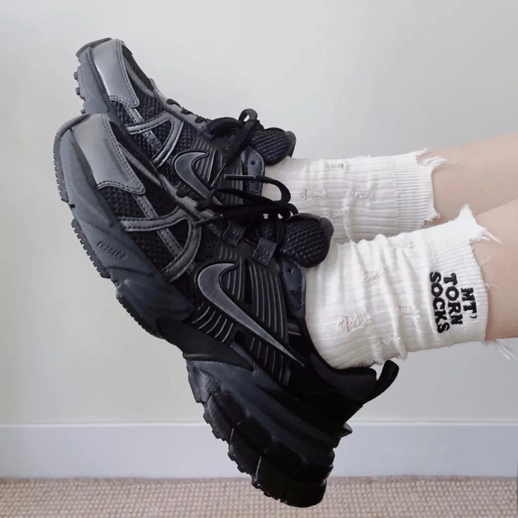 나이키 우먼스 V2K 런 테크 블랙 앤트러사이트 FD0736-001