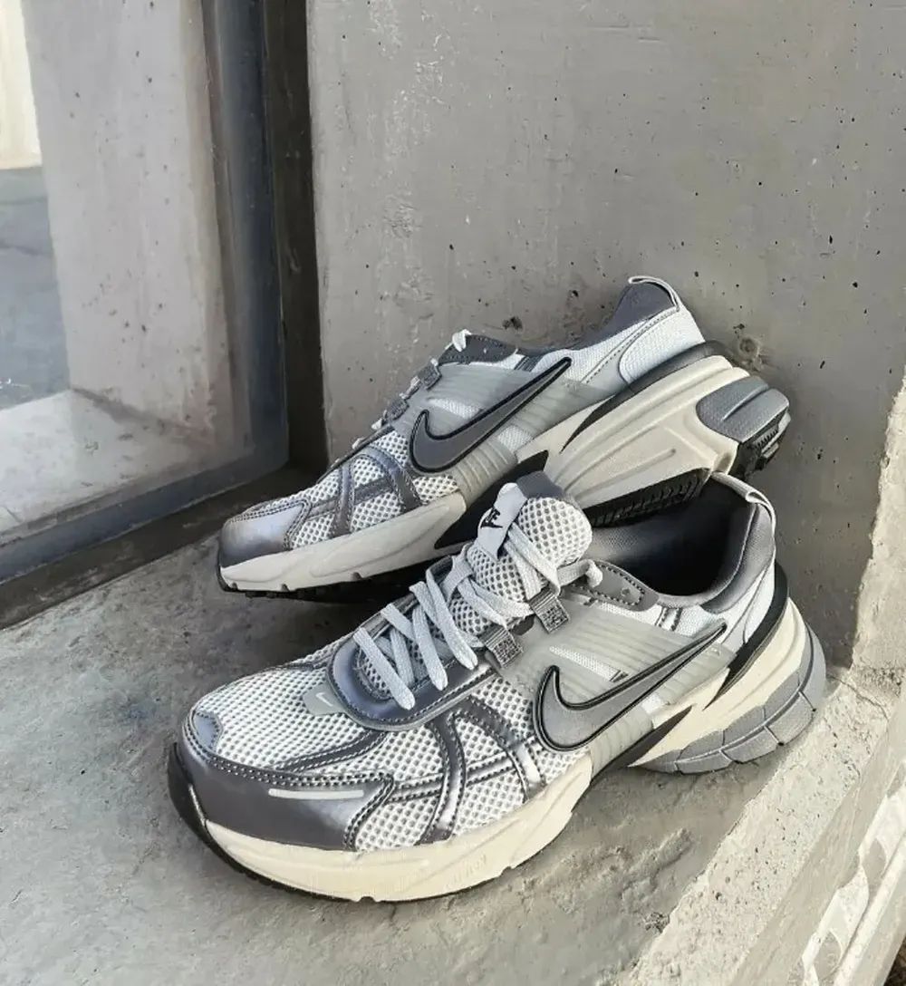 나이키 우먼스 V2K 브이투케이 런 퓨어 플래티넘 메탈릭 쿨 그레이 FD0736-003