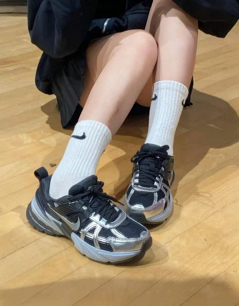 나이키 우먼스 V2K RUN 실버 스톤 블랙 FD0736-005