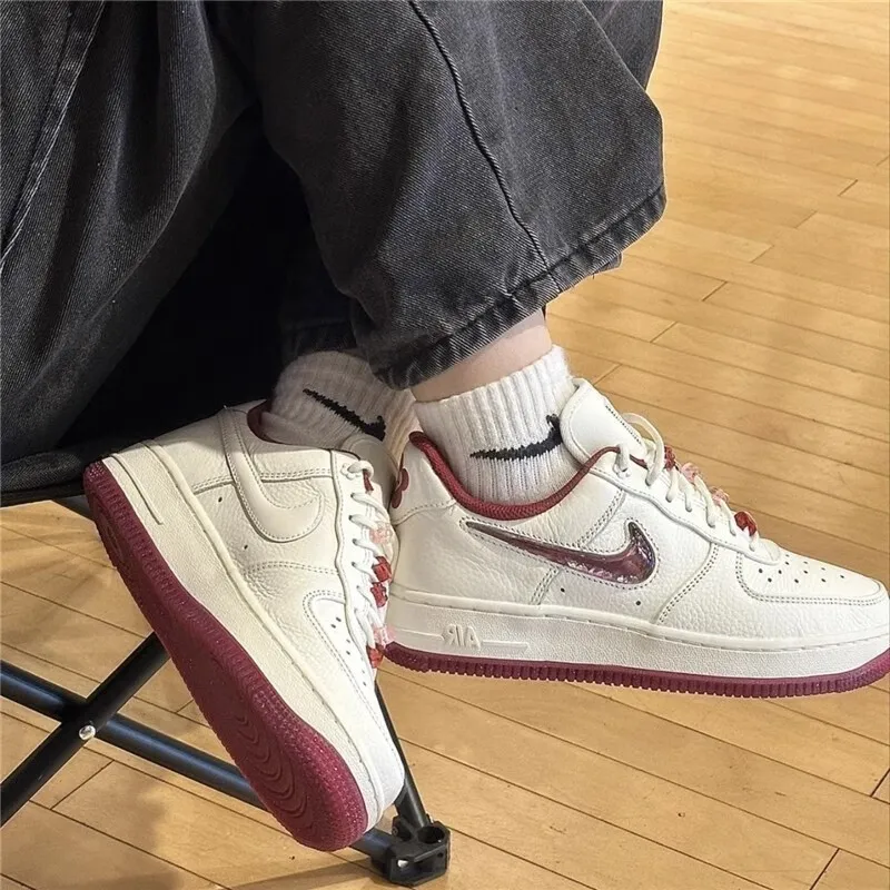 나이키 우먼스 에어포스 1 로우 발렌타인 데이 레드 FZ5068-161