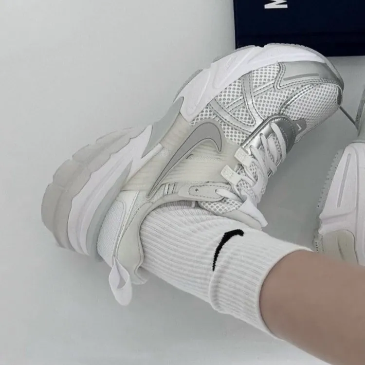 나이키 V2K 런테크 로우 플래티넘 틴트 메탈릭 실버 화이트 우먼스 FD0736-104