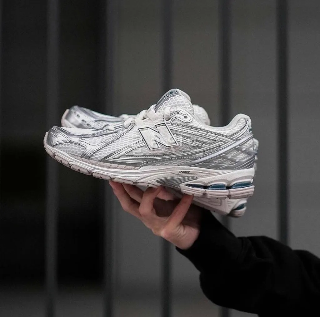 뉴발란스 1906R 운동화 메탈릭 실버 화이트 M1906REE