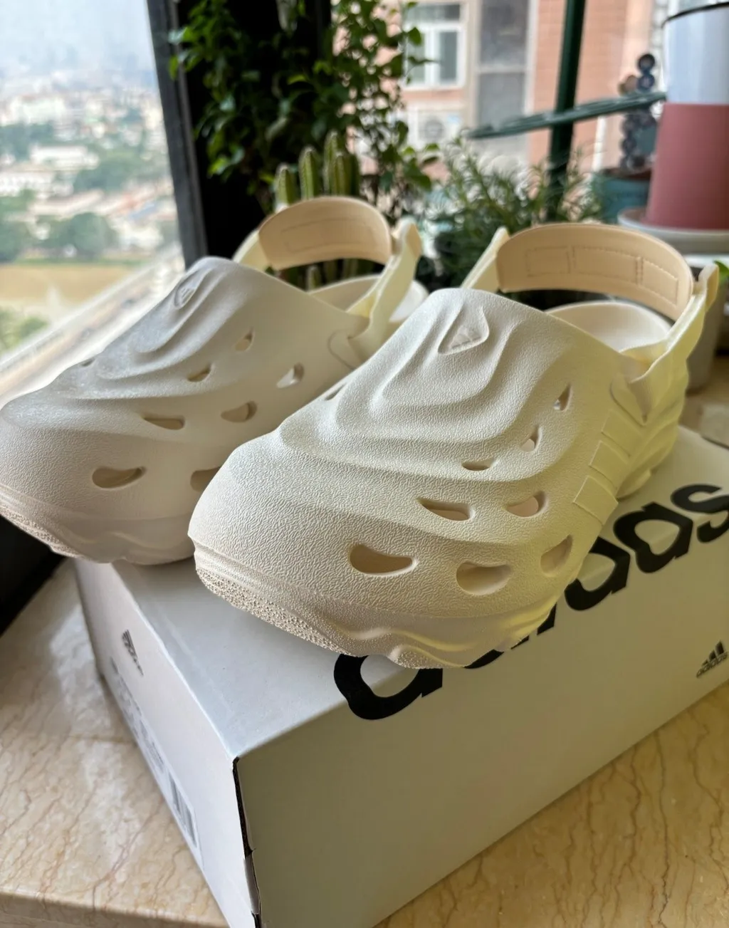 아디다스 MAXXCLOG 맥스클로그 베이지 샌들 JH9846