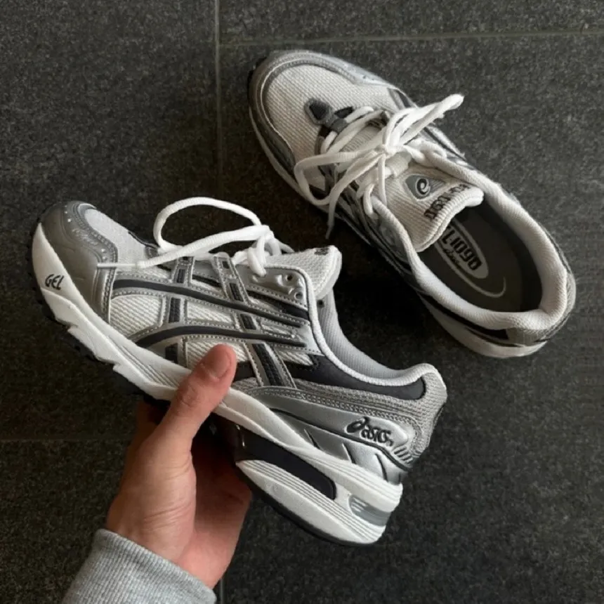 아식스 젤 1090 실버 그레이 남녀공용 | 크로켓