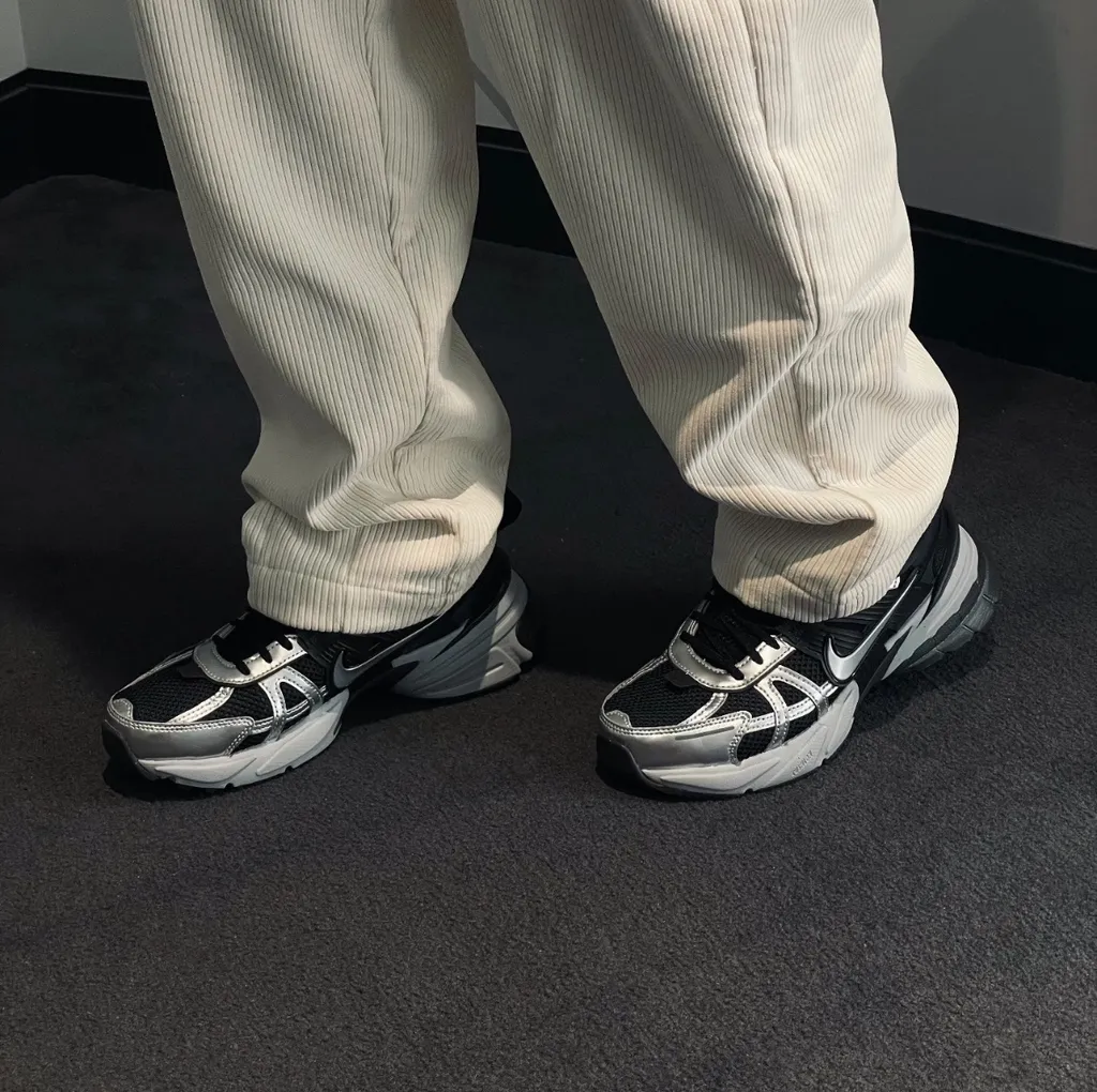 나이키 V2K 브이투케이 런 여성 운동화 블랙 메탈릭 실버 FD0736-005