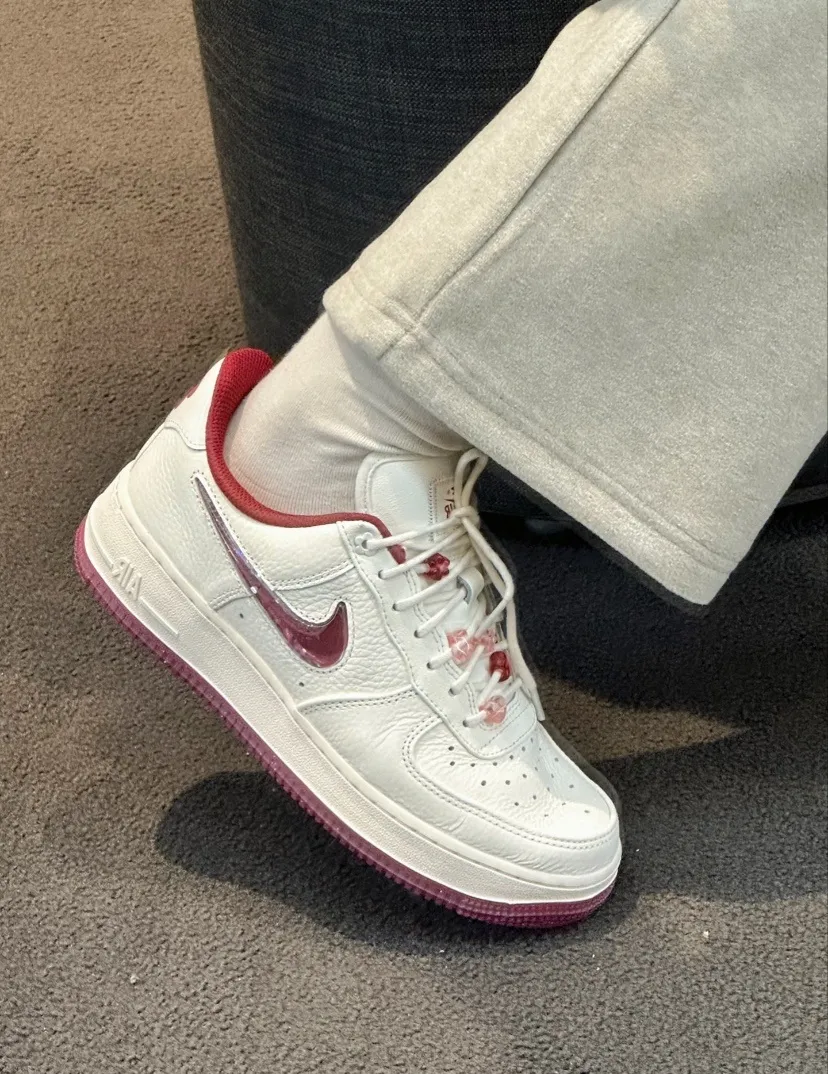 나이키 W 에어포스1 로우 발렌타인 데이 세일 팀 레드 FZ5068-161