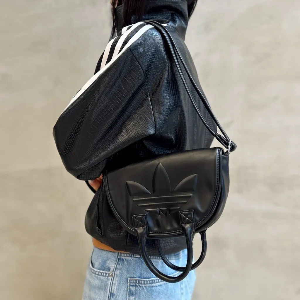 아디다스 트레포일 사첼백 블랙 IT7378