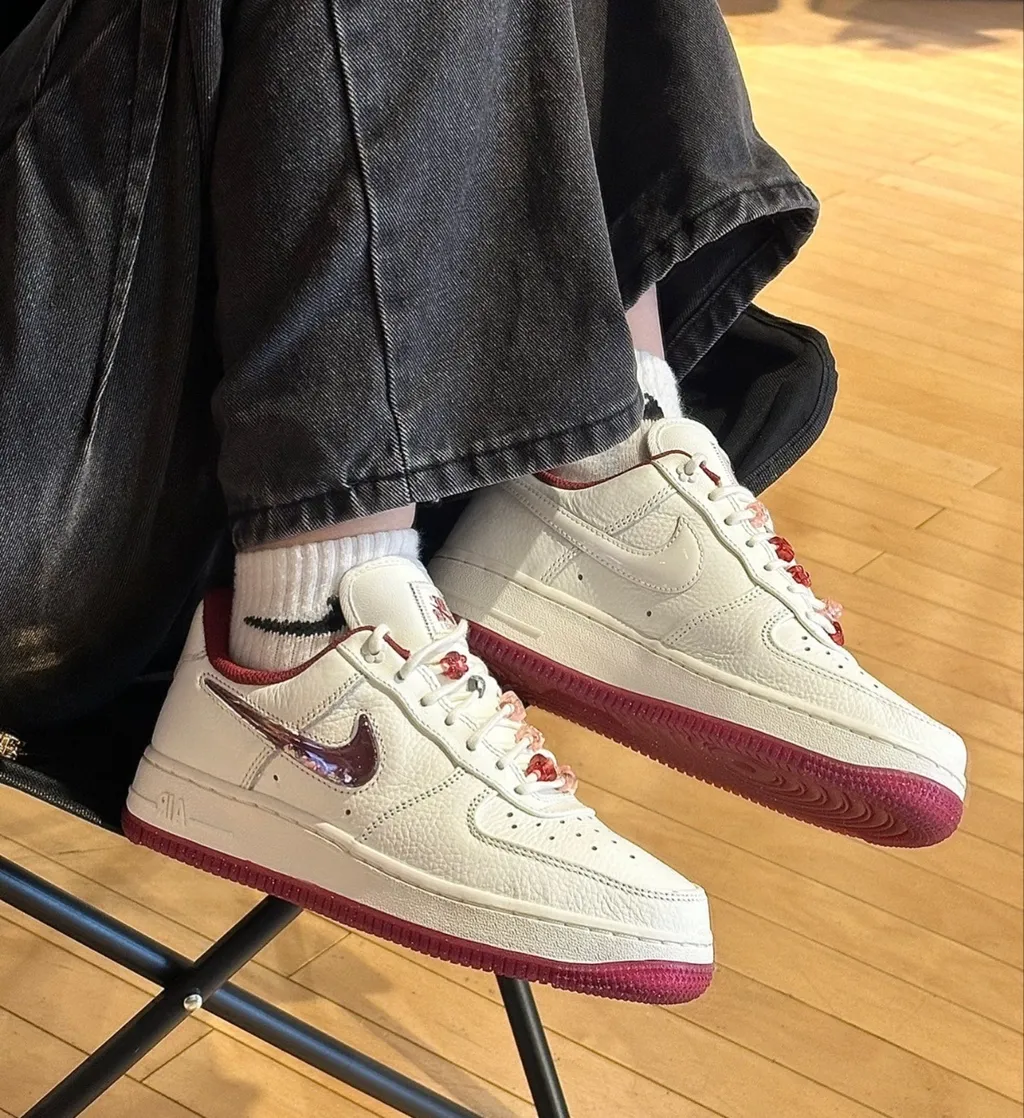 나이키 우먼스 에어포스 1 로우 발렌타인 데이 레드 FZ5068-161
