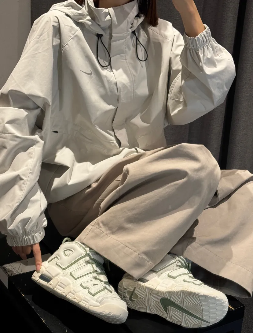 나이키 W 스포츠웨어 바람막이 스톰핏 스위프트 후드 러닝 자켓 아이보리 FB7493-110