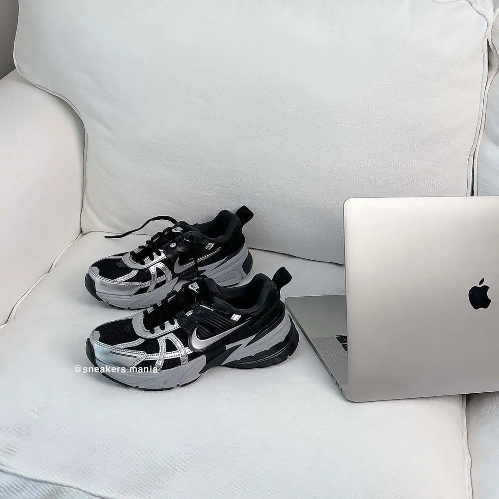 촬영사진 나이키 v2k런 메탈릭실버 블랙 우먼