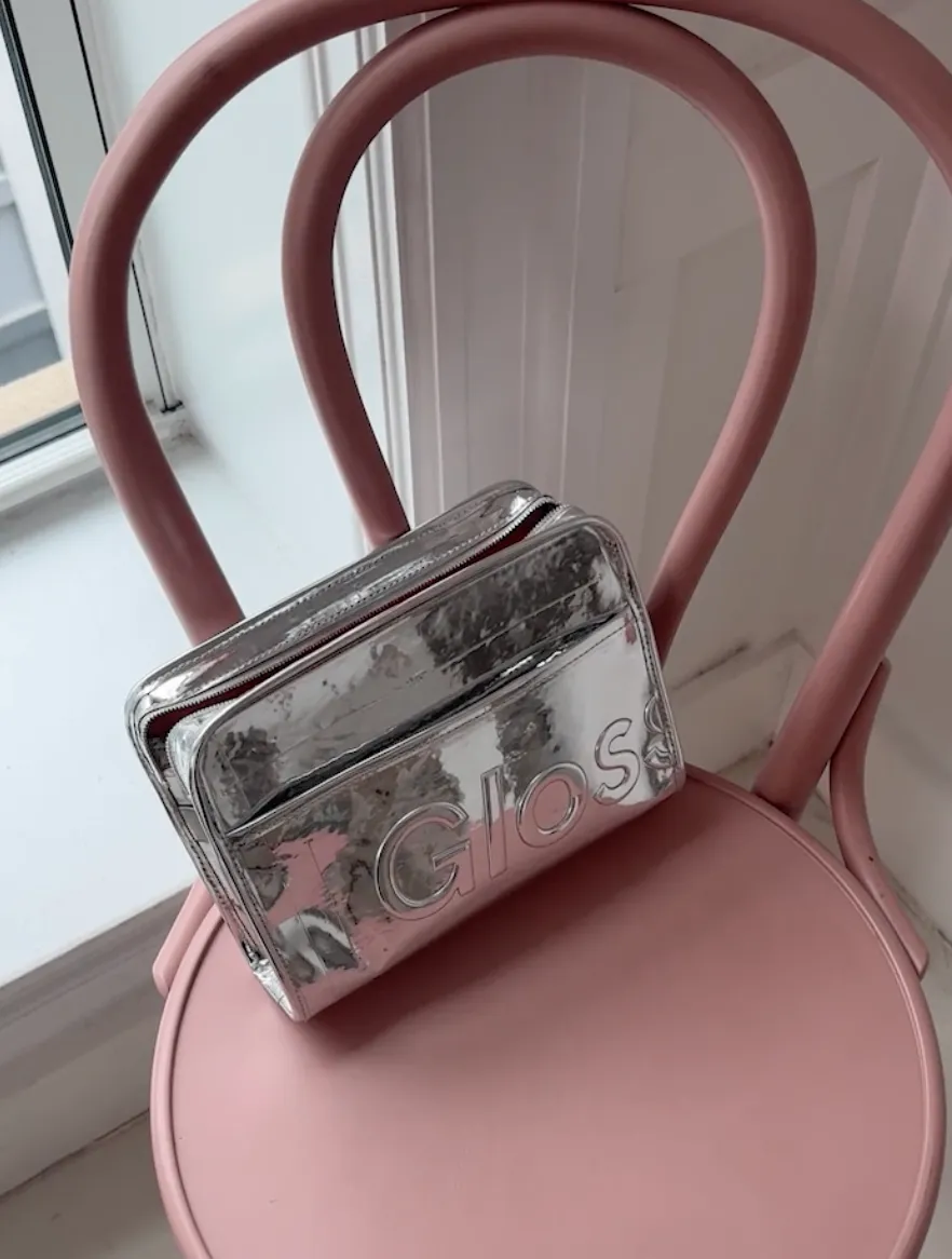 글로시에 크롬 뷰티백 Glossier Chrome Beauty Bag 크로켓