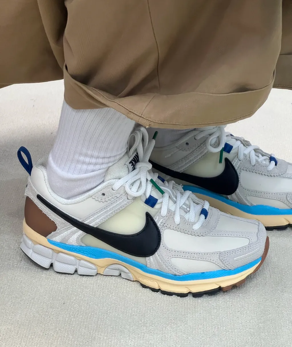 나이키 줌 보메로 5 PRM 여성 운동화 디자인 바이 재팬 HF4524-111