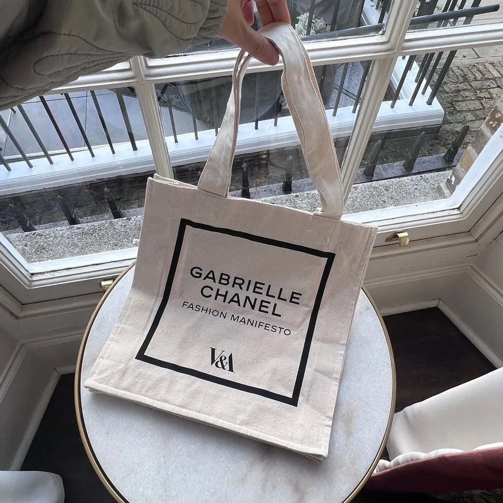 V&A 가브리엘 샤넬 패션 매니페스토 내추럴 토트백 블랙/화이트