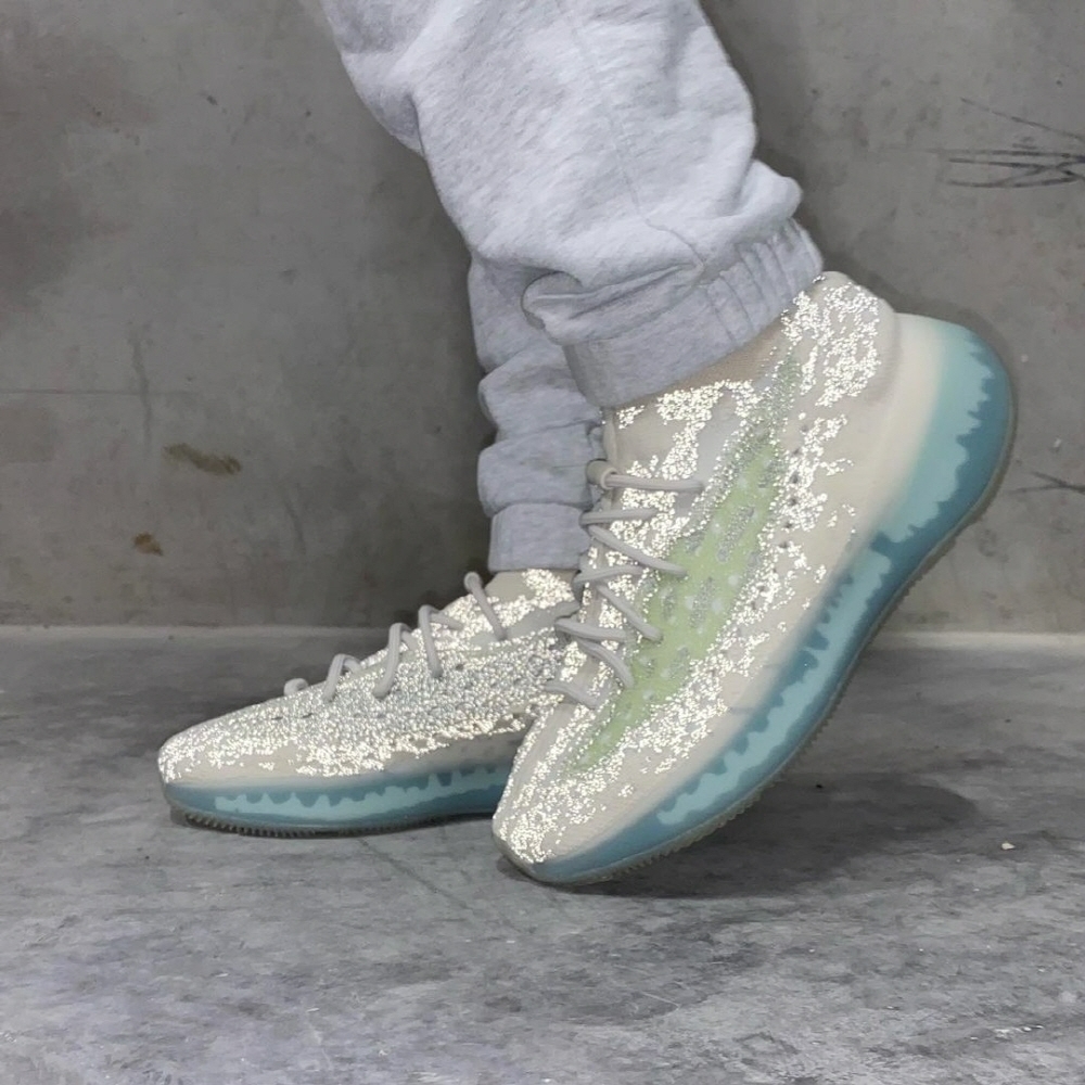 아디다스 이지 부스트 380 에일리언 블루 (리플렉티브) GW0304