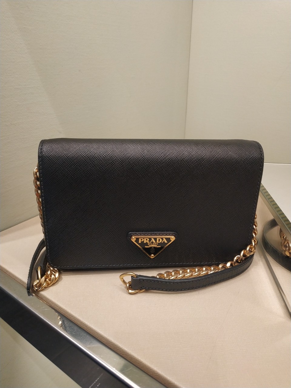 프라다 사피아노 스퀘어 플랩 삼각로고 크로스백 1BH148 블랙 크로켓