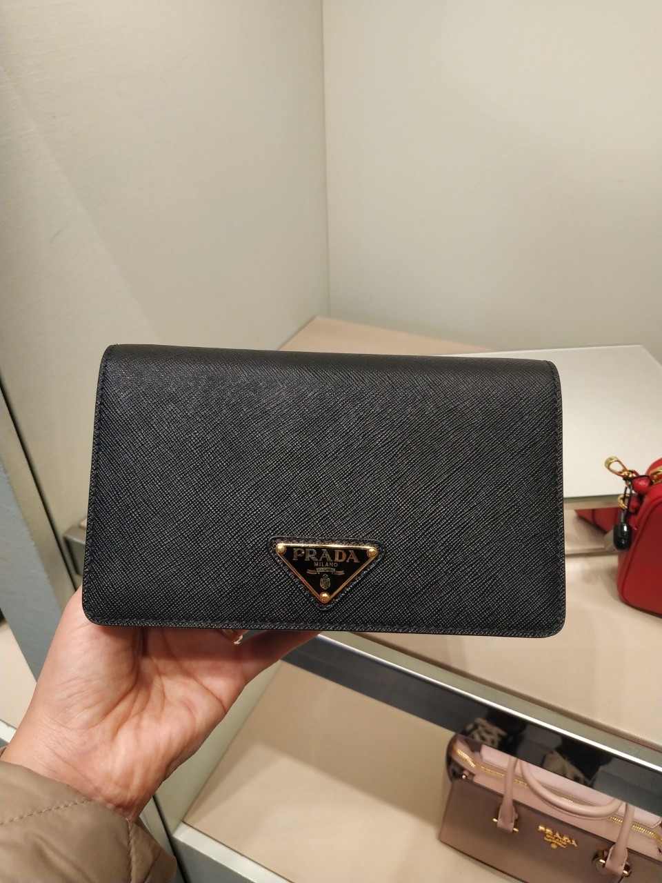 프라다 사피아노 스퀘어 플랩 삼각로고 크로스백 1BH148 블랙 크로켓 - Main Image